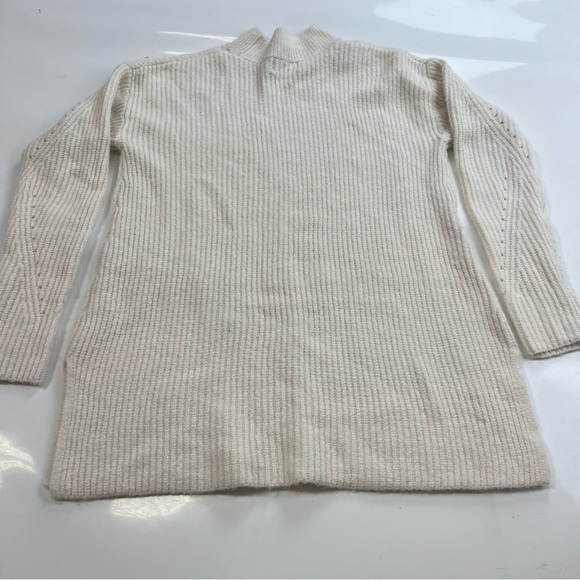 Old navy women’s white sweater M m125-19 - Picture 2 of 3